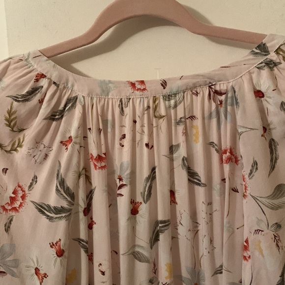 NWOT Lovely pink w/white, red & yellow flowers shirred v-neck collar blouse - Picture 8 of 11